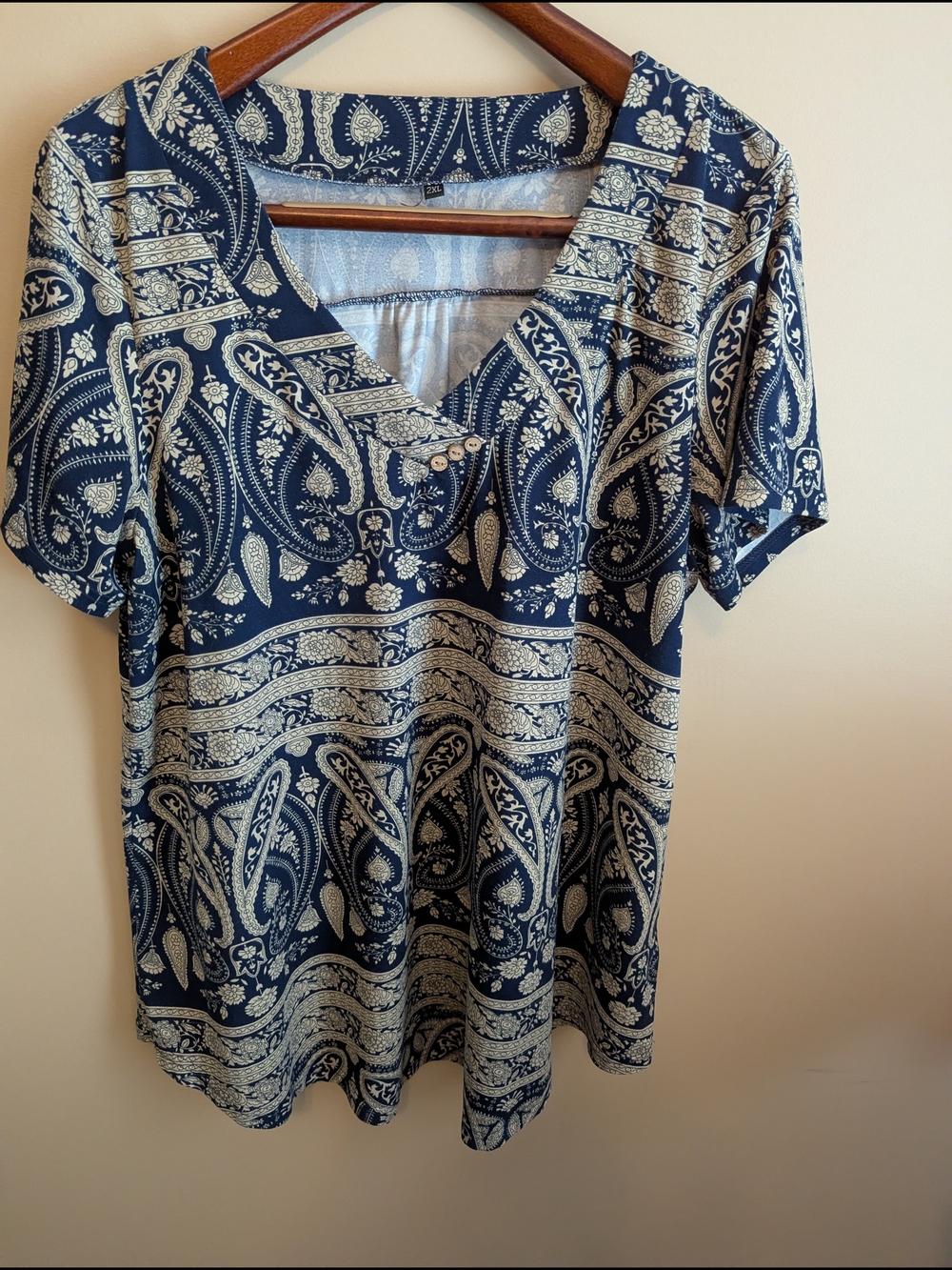 Women's Navy Paisley V-Neck Short Sleeve Top